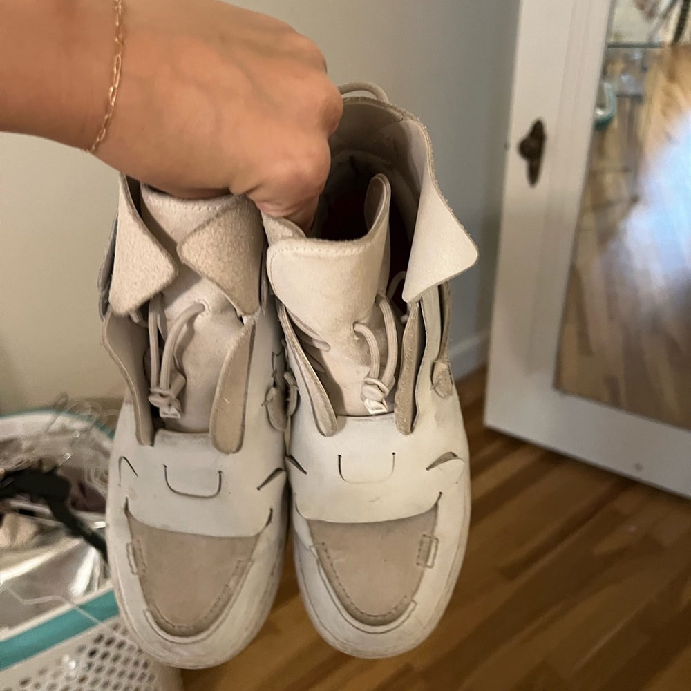 Nike high top tennis shoes size 7.5